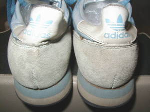 adidas・ALMOUTHスニーカーの後ろ画像